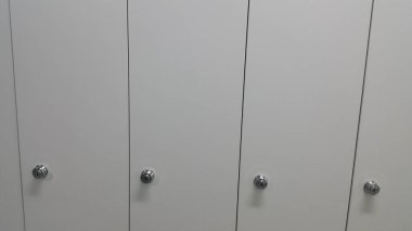 Perspektif Görünümü dolap veya üst üste beyaz kapı ile dolap