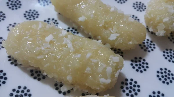 Cham cham tradycyjne słodycze serwowane w biały talerz, Selektywny fokus — Zdjęcie stockowe