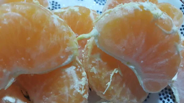 Vista de cerca selectiva de rodajas de naranjas peladas — Foto de Stock