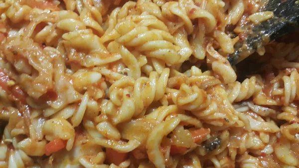 Vista de cerca del delicioso plato de pasta hecho en casa con espaguetis y perejil — Foto de Stock