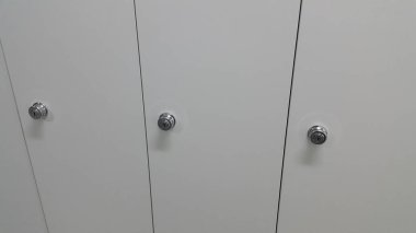 Perspektif Görünümü dolap veya üst üste beyaz kapı ile dolap