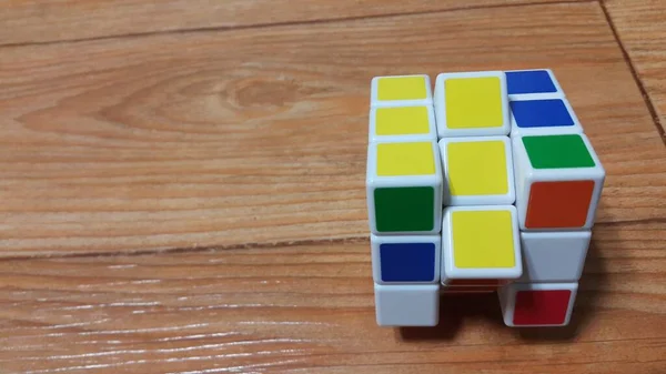 Крупним планом вид на кубик Рубіка на дерев'яній підлозі — стокове фото