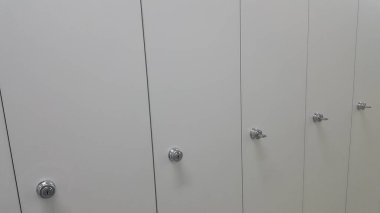 Perspektif Görünümü dolap veya üst üste beyaz kapı ile dolap