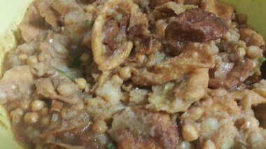 Tatlı ve baharatlı yemek dahi bhalle veya dahi puri veya pani puri Asya eve yapılan