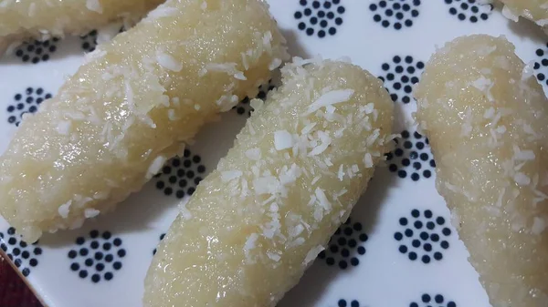 Traditionele zoetigheden cham-cham geserveerd in een witte plaat, selectieve aandacht — Stockfoto