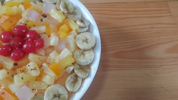 Creamy tasty sweet fruit trifle with banana slices layered on surface — Stock Photo, Image