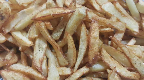 감자 감자 튀김 또는 구운된 감자 스틱의 근접 촬영 보기 — 스톡 사진