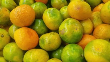 Zemine yerleştirilmiş büyük taze portakalların yakın görüntüsü. Taze portakalların yakın plan görüntüsü