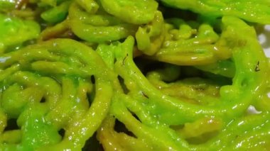 Mısır gevreği, tatlı Asya tatlı, yeşil Jalebi. Festival 'de pişirilip servis ediliyor. Hint tatlı sokak yemekleri, sulu şuruplu, Ağır çekim manzaralı..