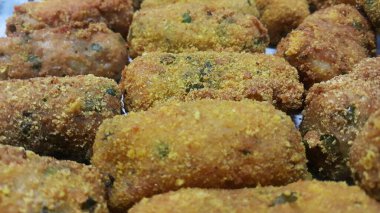 Bir çekim perspektif görünümü ile baharatlı ve lezzetli kızarmış kroket