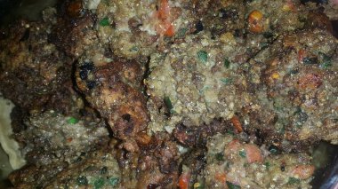 Beyaz seramik plaka içinde servis edilen lezzetli baharatlı kızarmış yuvarlak Kebap