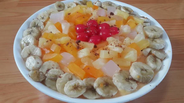 Сливочная вкусная фруктовая мелочь с банановыми ломтиками на поверхности — стоковое фото