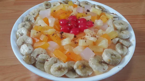 Cremig leckere süße Frucht Kleinigkeit mit Bananenscheiben auf der Oberfläche geschichtet — Stockfoto