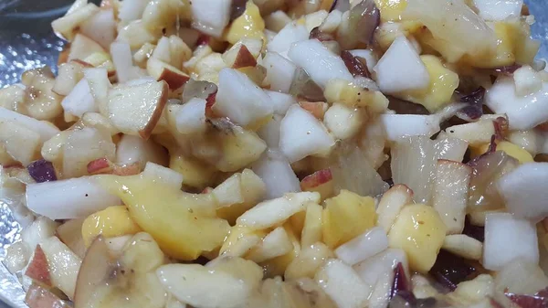 Vista de perto de fresco saboroso e picante prato caseiro chaat frutas . — Fotografia de Stock