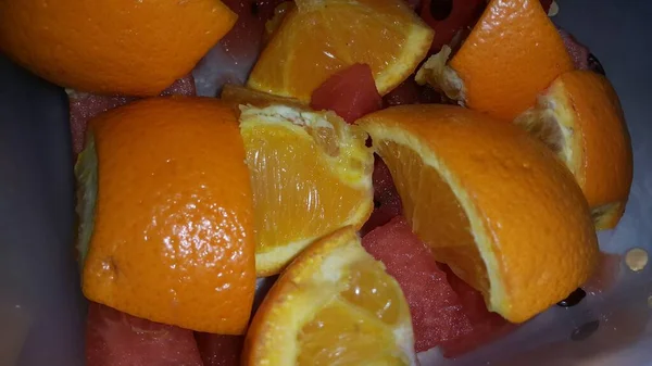 Vista de perto de frutas mistas fatias de laranjas cítricas e melancia vermelha doce — Fotografia de Stock