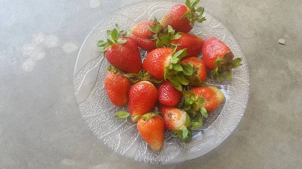 Vista superior de fresas frescas en plato sobre fondo rústico de madera blanca . —  Fotos de Stock