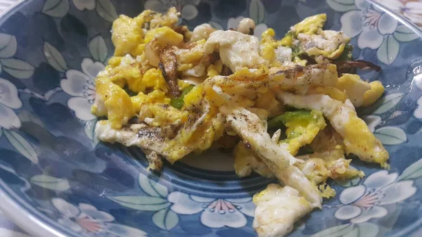 Vista de cerca del plato de tortilla de huevo frito en una sartén . —  Fotos de Stock