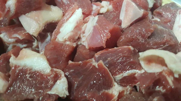 Carne roja filetes pequeños con grasa de carne blanquecina . —  Fotos de Stock