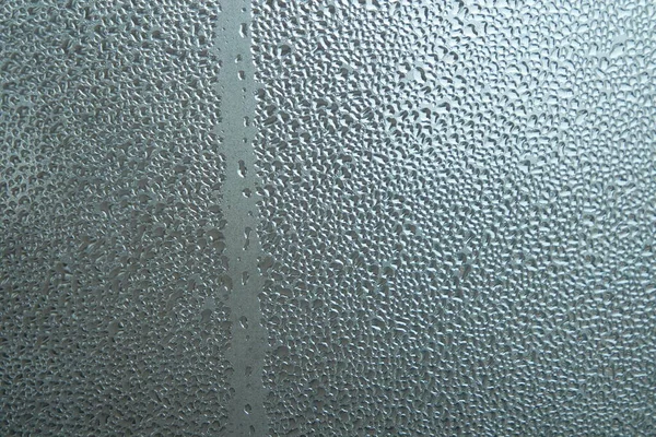 明るい灰色のガラス質で 水が落ちる 水滴ガラスの背景 — ストック写真