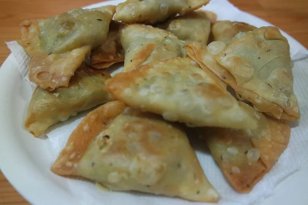 Gros Plan Délicieuses Pâtisseries Samosa Épicées Croquantes Faites Maison Placées — Photo