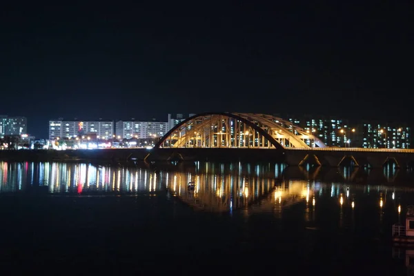 黄昏时分 大海上一座美丽的桥的夜景 灯火通明 — 图库照片
