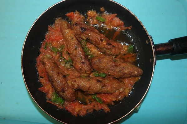 Nahaufnahme Von Köstlichen Würzigen Hausgemachten Gebratenen Kebab Mit Grünen Minzblättern — Stockfoto