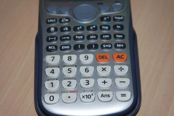 Calculator Met Gekleurde Toetsen Knoppen Geïsoleerd Een Houten Achtergrond — Stockfoto