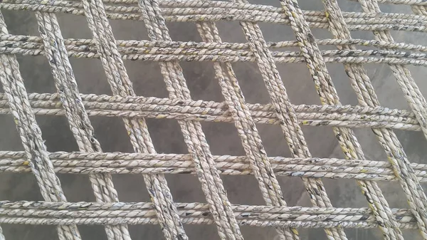 チャンパイと呼ばれる伝統的な古いスタイルのベッドを作るために織られた乾燥したジュート糸やロープのクローズアップビュー — ストック写真