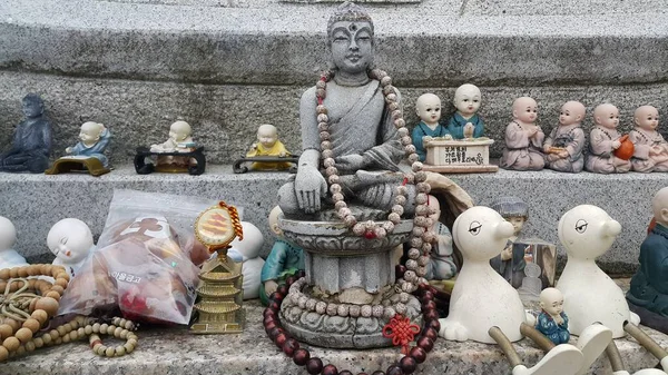 Vista Perto Estátuas Monges Religiosos Buda Mini Estátua Com Fundo — Fotografia de Stock