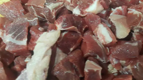 Vista Cerca Los Cubos Carne Frescos Finamente Picados Carne Roja —  Fotos de Stock