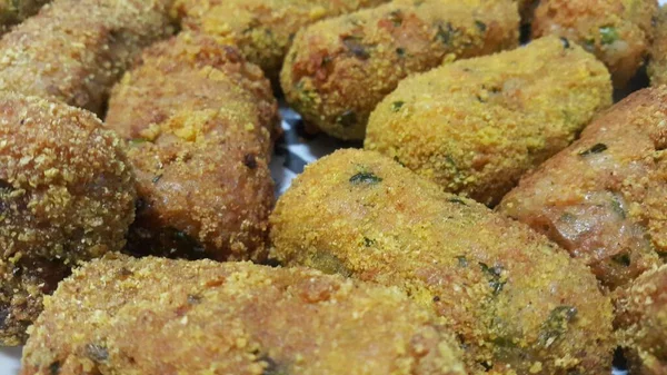 Ev yapımı baharatlı ve lezzetli kroketler, fast food partileri sırasında çay ya da diğer yemeklerle servis edilir..