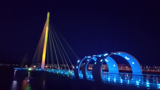Нічний Вид Красиву Сцену Мосту Над Морською Водою Вечірній Час — стокове відео