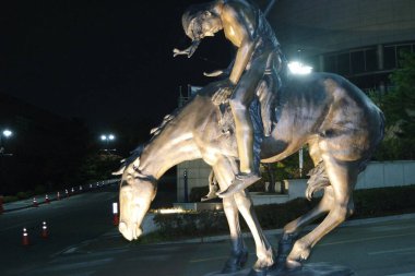 CHUNCHEON, Güney Kore - Şubat 2018: Tarihi bir şahsın beyaz mermer heykeli halka açık bir parka yerleştirildi