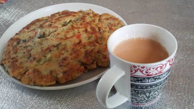 Jawar roti ya da çay fincanlı bhakri denilen geleneksel ekmeğin yakın görüntüsü. Bhakri, birçok Asya ülkesinin mutfağında sıkça kullanılan mayasız yuvarlak bir ekmektir.