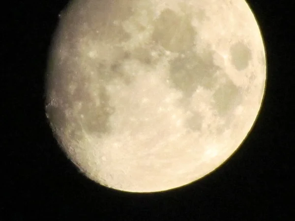 地球的月亮在黑色的背景下发光 半月暗 半月暗 黑色背景 — 图库照片