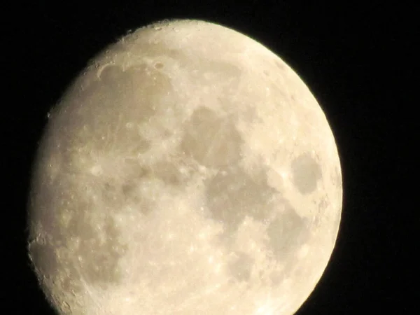 Der Erdmond Leuchtet Der Nacht Vor Schwarzem Hintergrund Halb Mond — Stockfoto