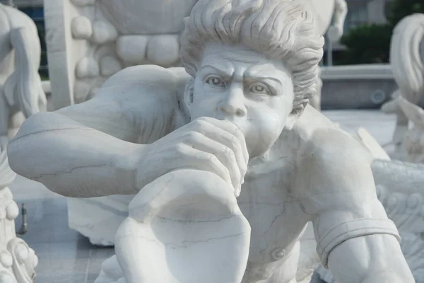 Escultura Del Dios Clásico Del Agua Que Sopla Concha Trompeta —  Fotos de Stock