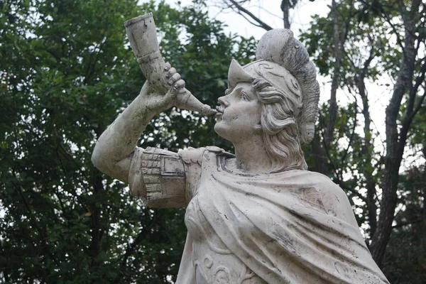 Escultura Del Dios Clásico Del Agua Que Sopla Concha Trompeta —  Fotos de Stock
