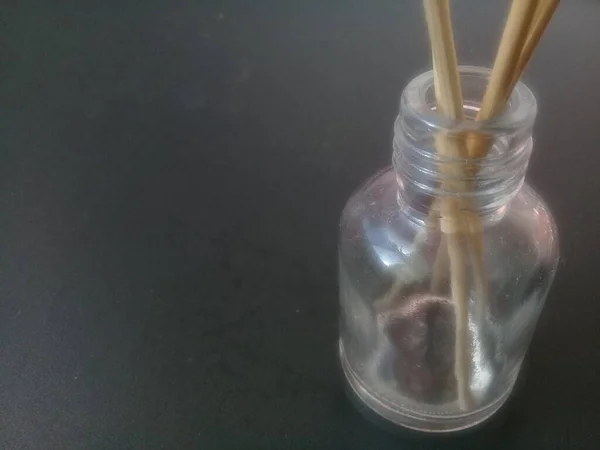 Close Incense Sticks Glass Container Gray Background 다음을 가리킨다 향기를 — 스톡 사진