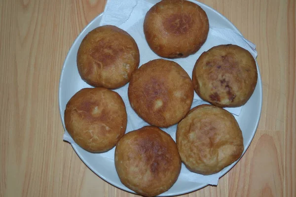 Vista Cerca Panecillos Caseros Sabrosos Pan Patata Bollo Colocado Plato — Foto de Stock