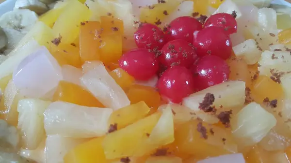 Yüzeyinde Muz Dilimleri Olan Kremalı Tatlı Meyveli Muhallebi Yapımı Meyve — Stok fotoğraf