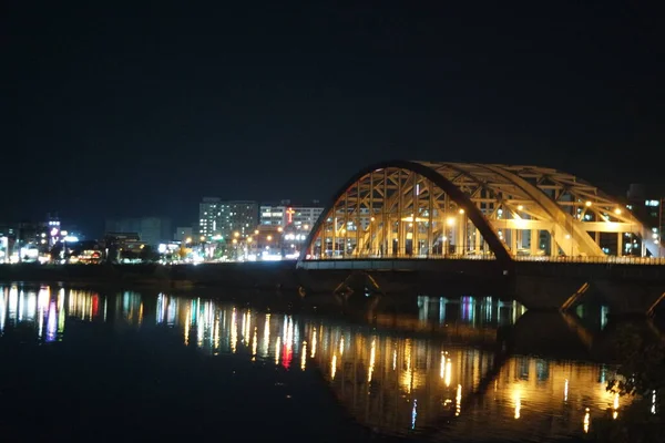 黄昏时分 大海上一座美丽的桥的夜景 灯火通明 — 图库照片