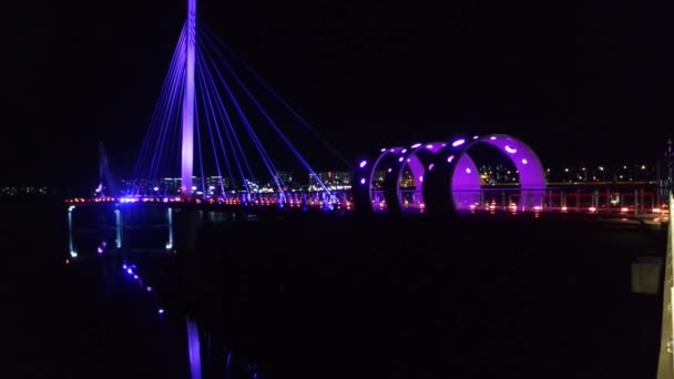 Нічний Вид Прекрасну Сцену Мосту Над Морською Водою Вечірній Час — стокове відео