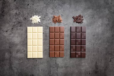 Lezzetli ve tatlı chocole rustik arka plan üzerinde çeşitli