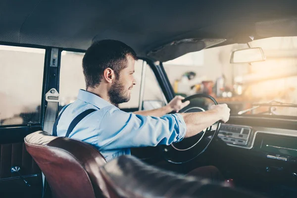 Bonito Homem Sentado Dentro Seu Velho Carro Vintage — Fotografia de Stock