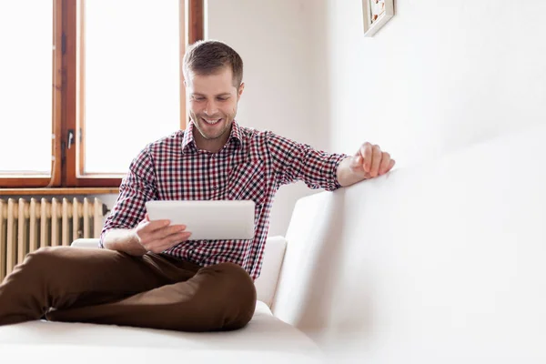 Yakışıklı Adam Evde Koltukta Oturan Dijital Tablet Kullanma — Stok fotoğraf