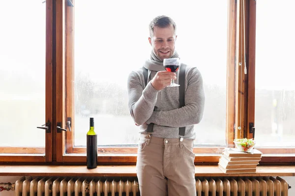 Homem Hansome Desfrutando Copo Bom Vinho Tinto — Fotografia de Stock