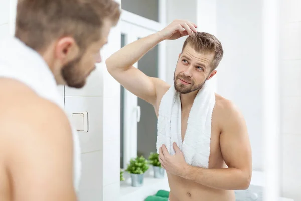 Neoholený Muž Při Pohledu Zrcadla Koupelně — Stock fotografie