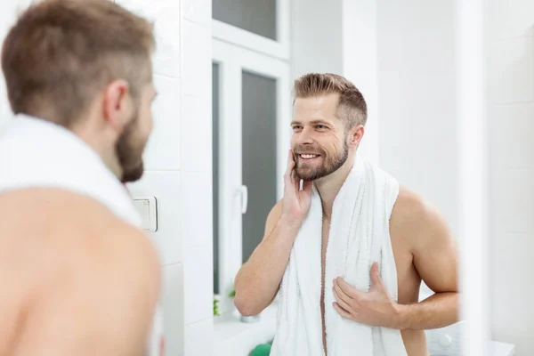 Morgenhygiene Gutaussehender Mann Badezimmer Schaut Den Spiegel — Stockfoto