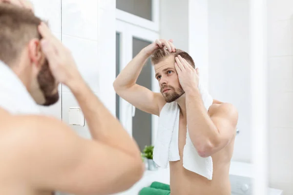 Hombre Guapo Sin Afeitar Mirando Espejo Baño — Foto de Stock